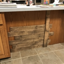 pallet wood horizontally on kitchen peninsula